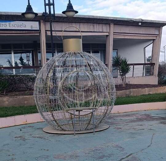 Adorno navideño que sigue en el paseo de Melenara/TA.